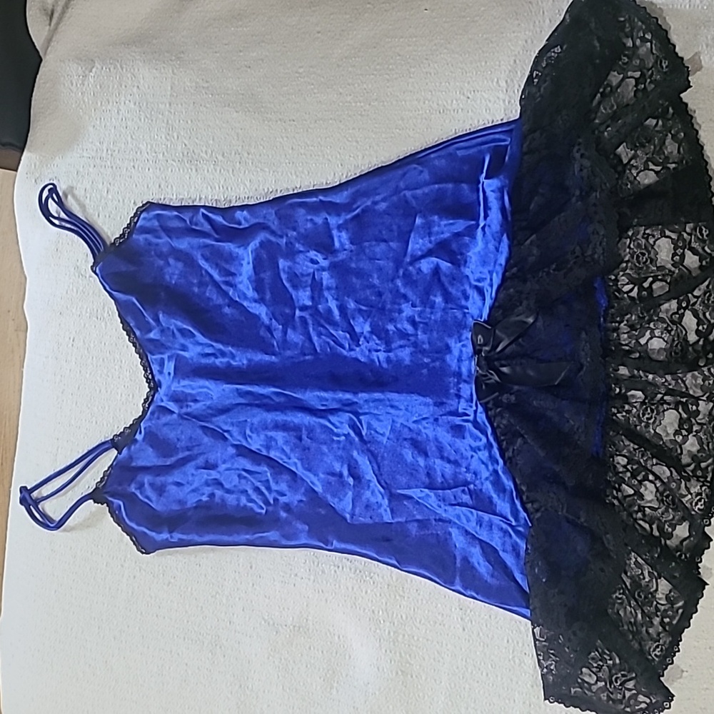 Vintage Petra Fashions size medium royal blue with black lace chemise